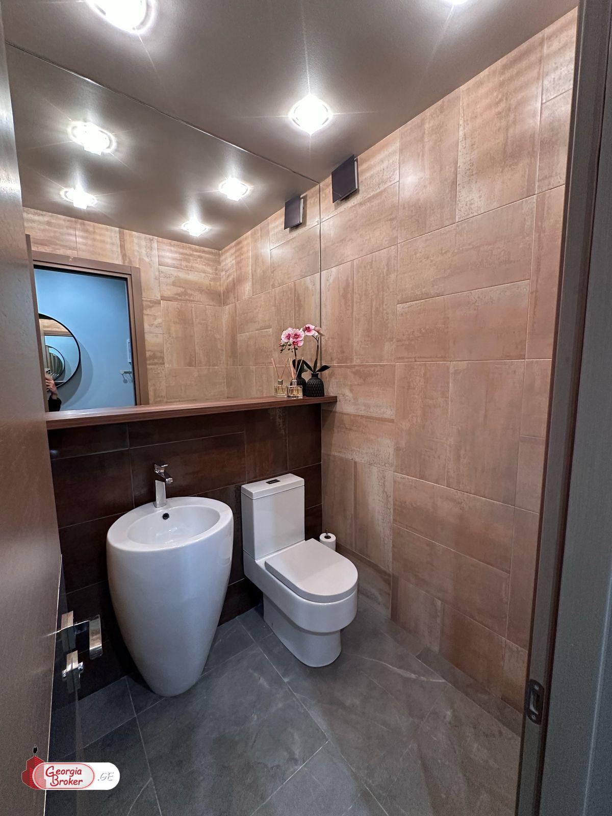 продается квартира с новым ремонтом 5-комнат